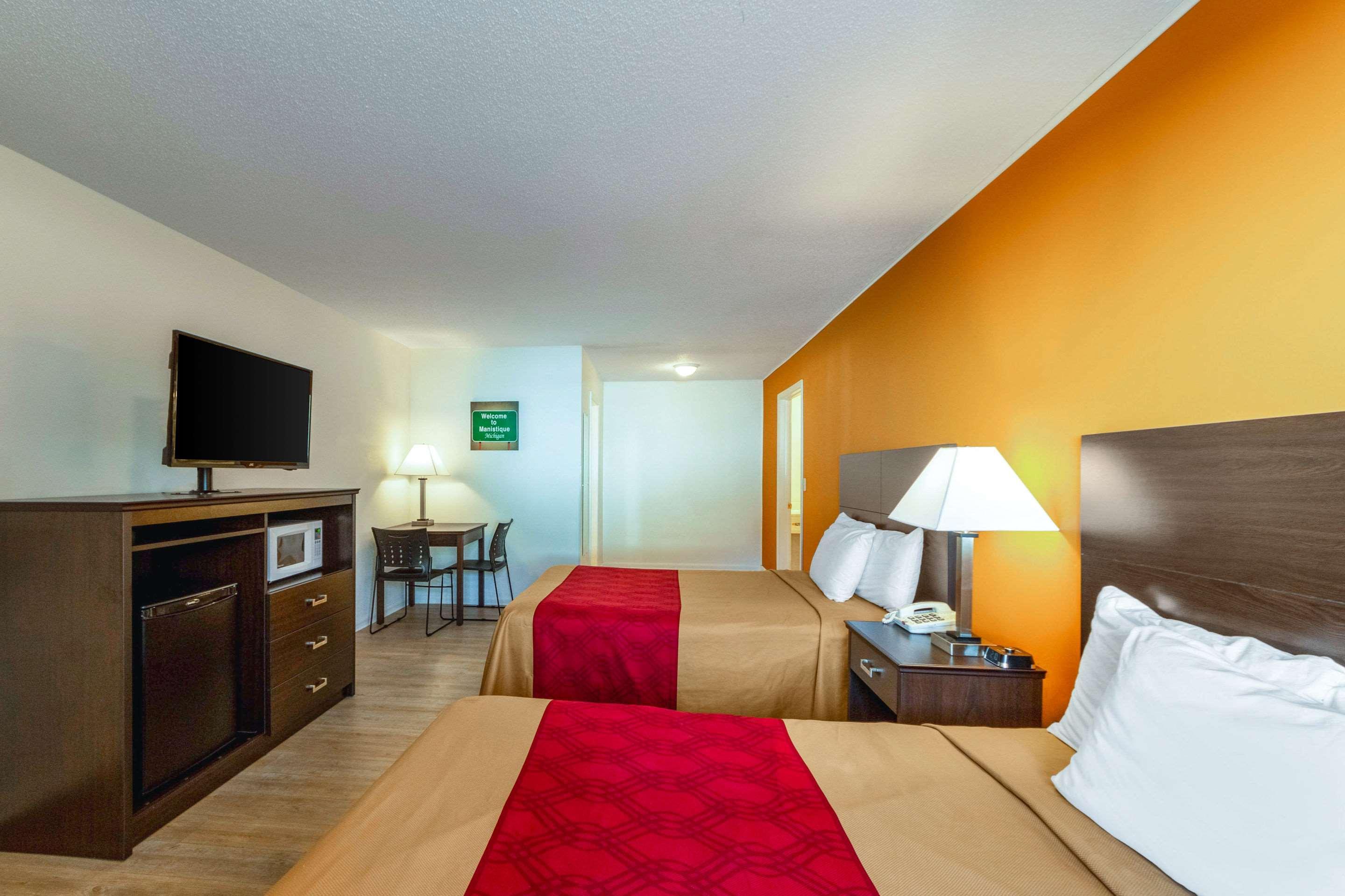 Econo Lodge Lakeshore Manistique Bagian luar foto
