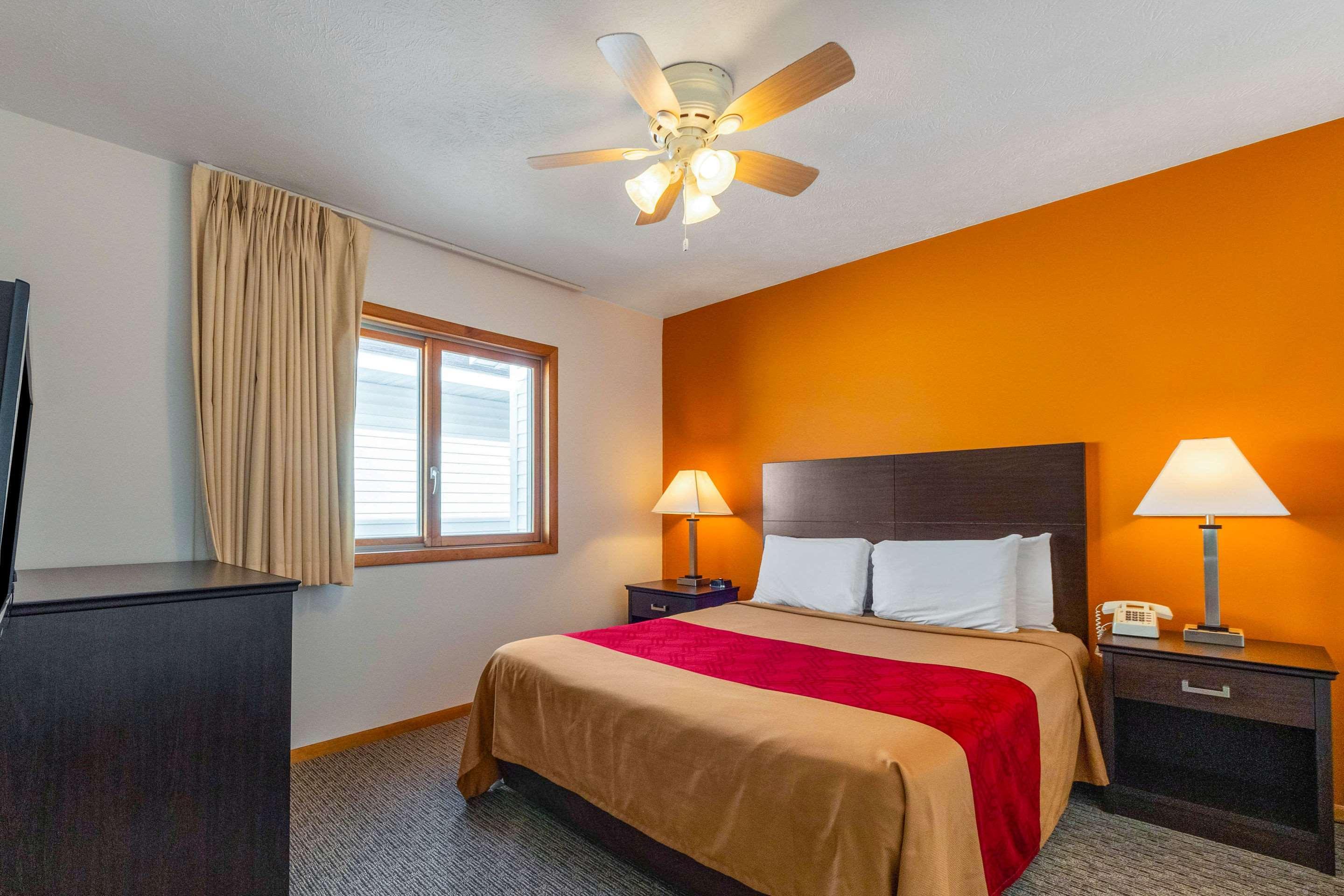Econo Lodge Lakeshore Manistique Bagian luar foto