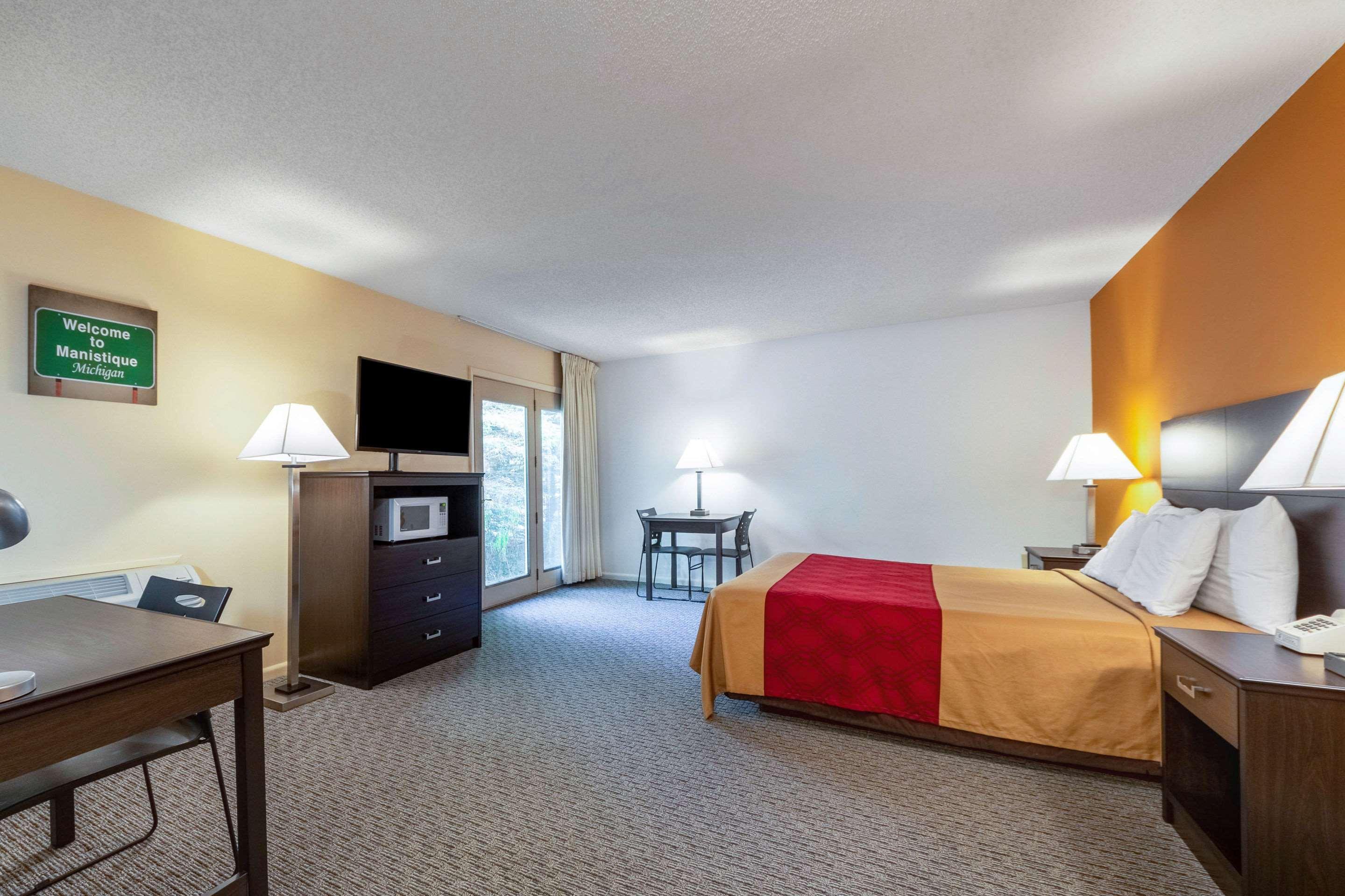Econo Lodge Lakeshore Manistique Bagian luar foto