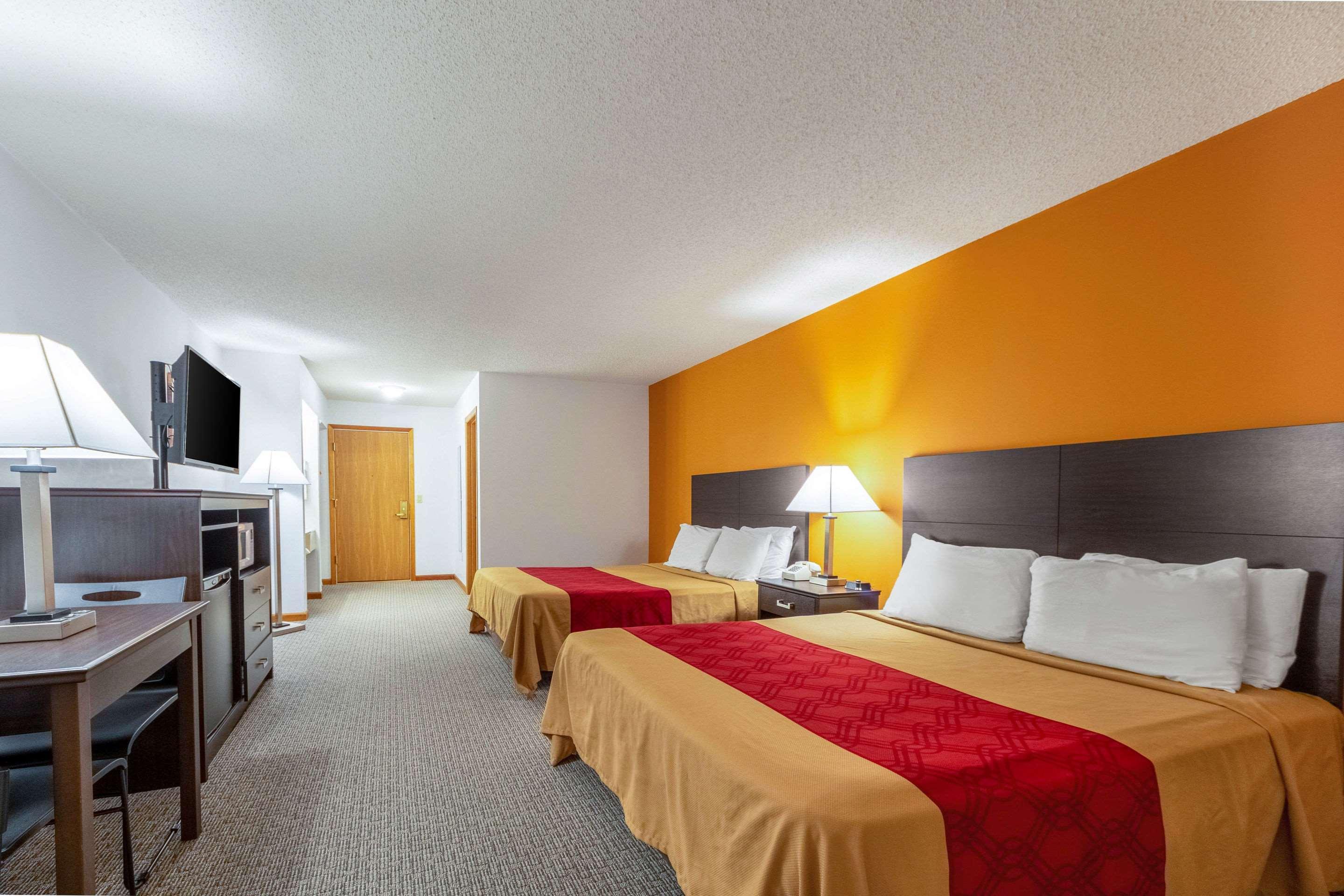 Econo Lodge Lakeshore Manistique Bagian luar foto