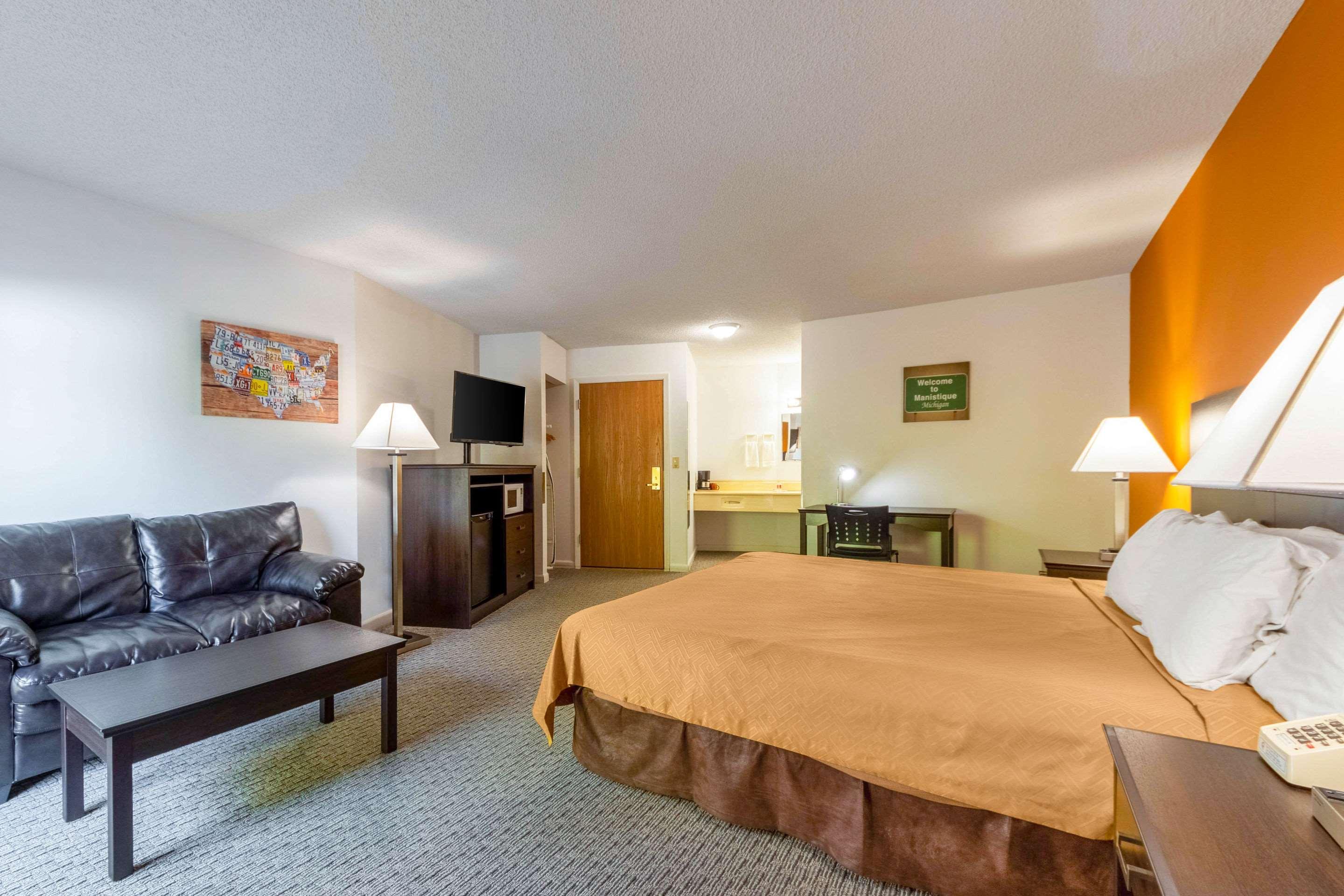 Econo Lodge Lakeshore Manistique Bagian luar foto