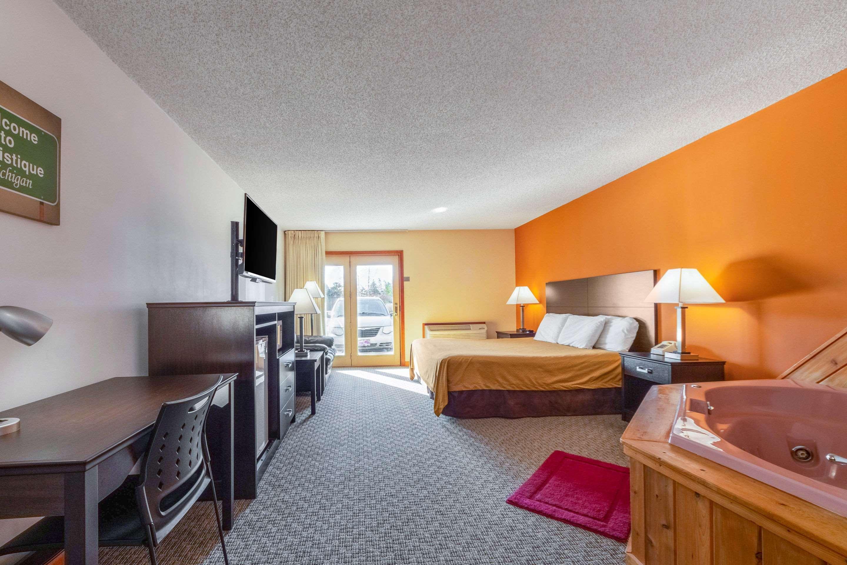 Econo Lodge Lakeshore Manistique Bagian luar foto