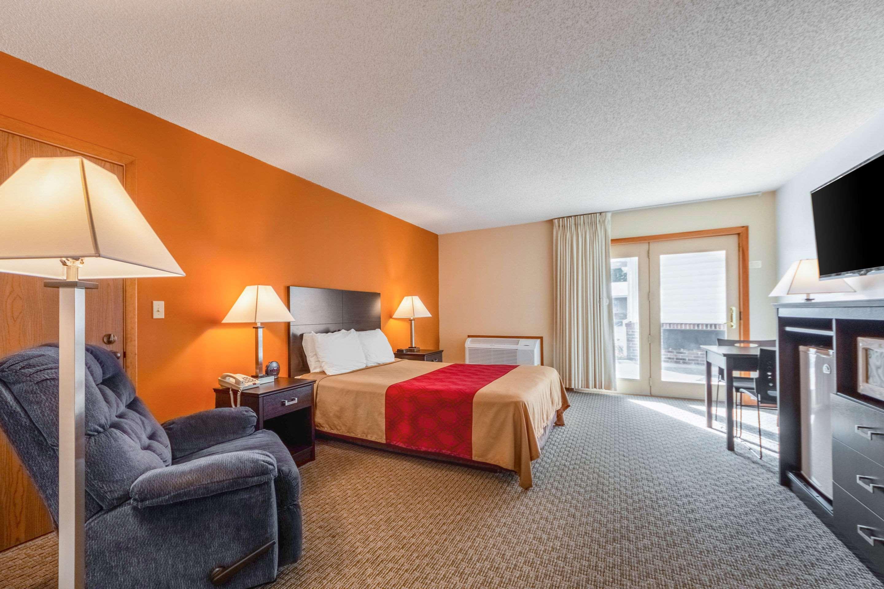 Econo Lodge Lakeshore Manistique Bagian luar foto