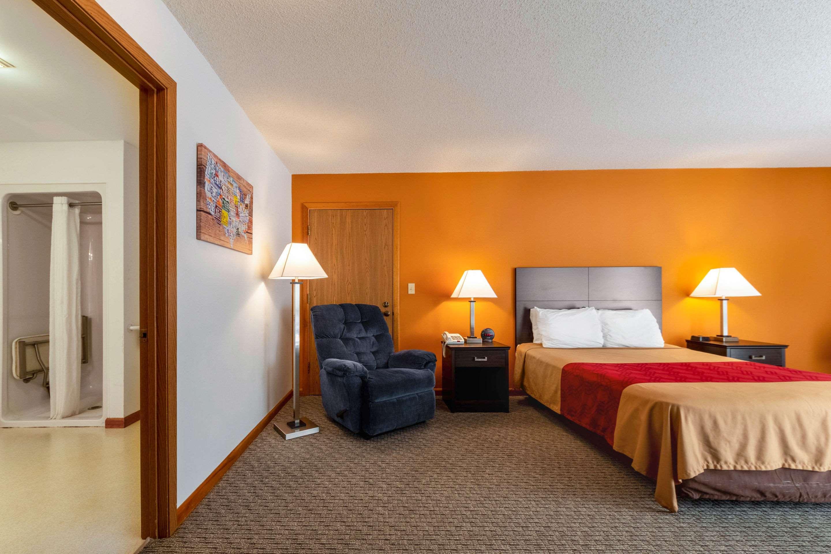 Econo Lodge Lakeshore Manistique Bagian luar foto