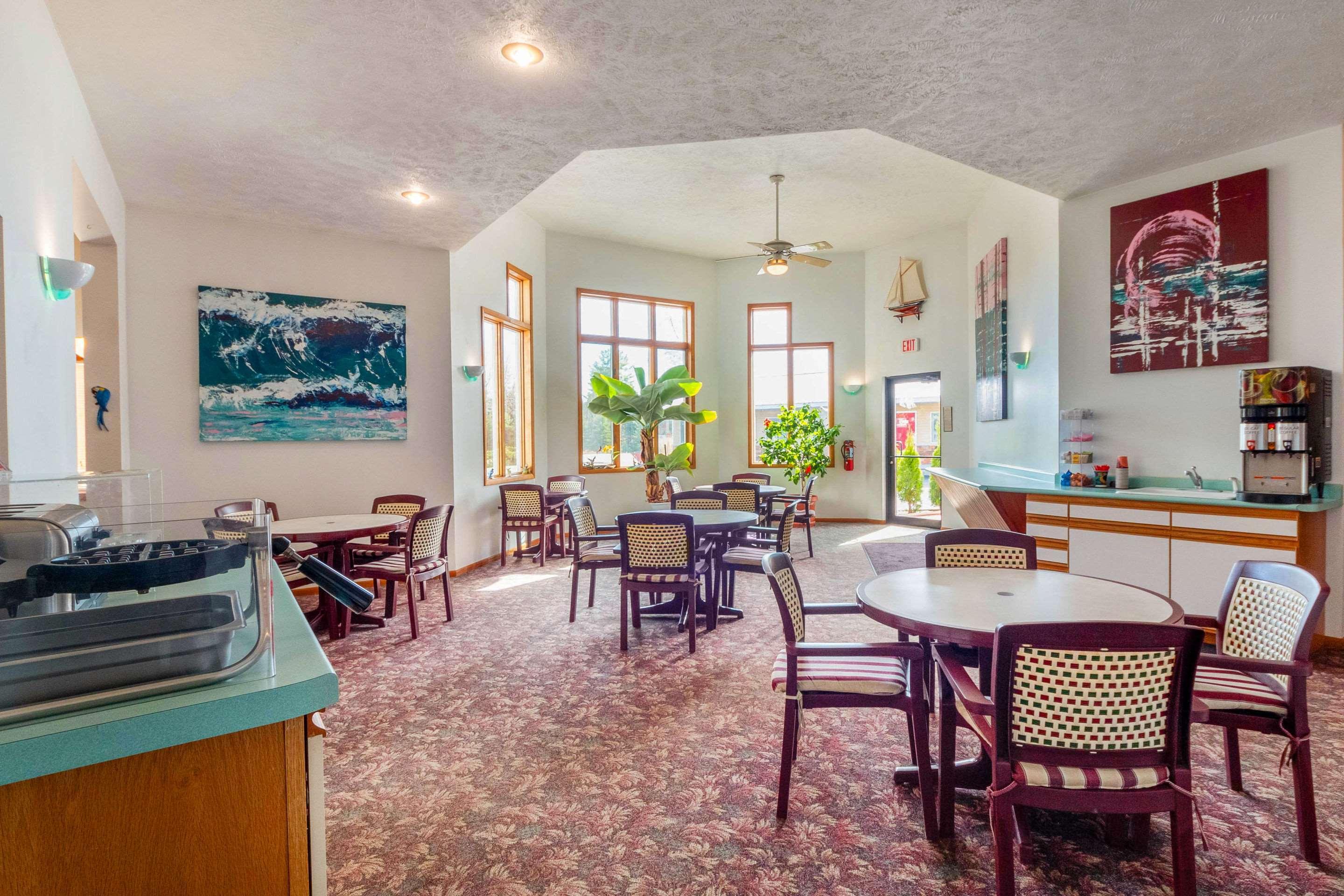Econo Lodge Lakeshore Manistique Bagian luar foto