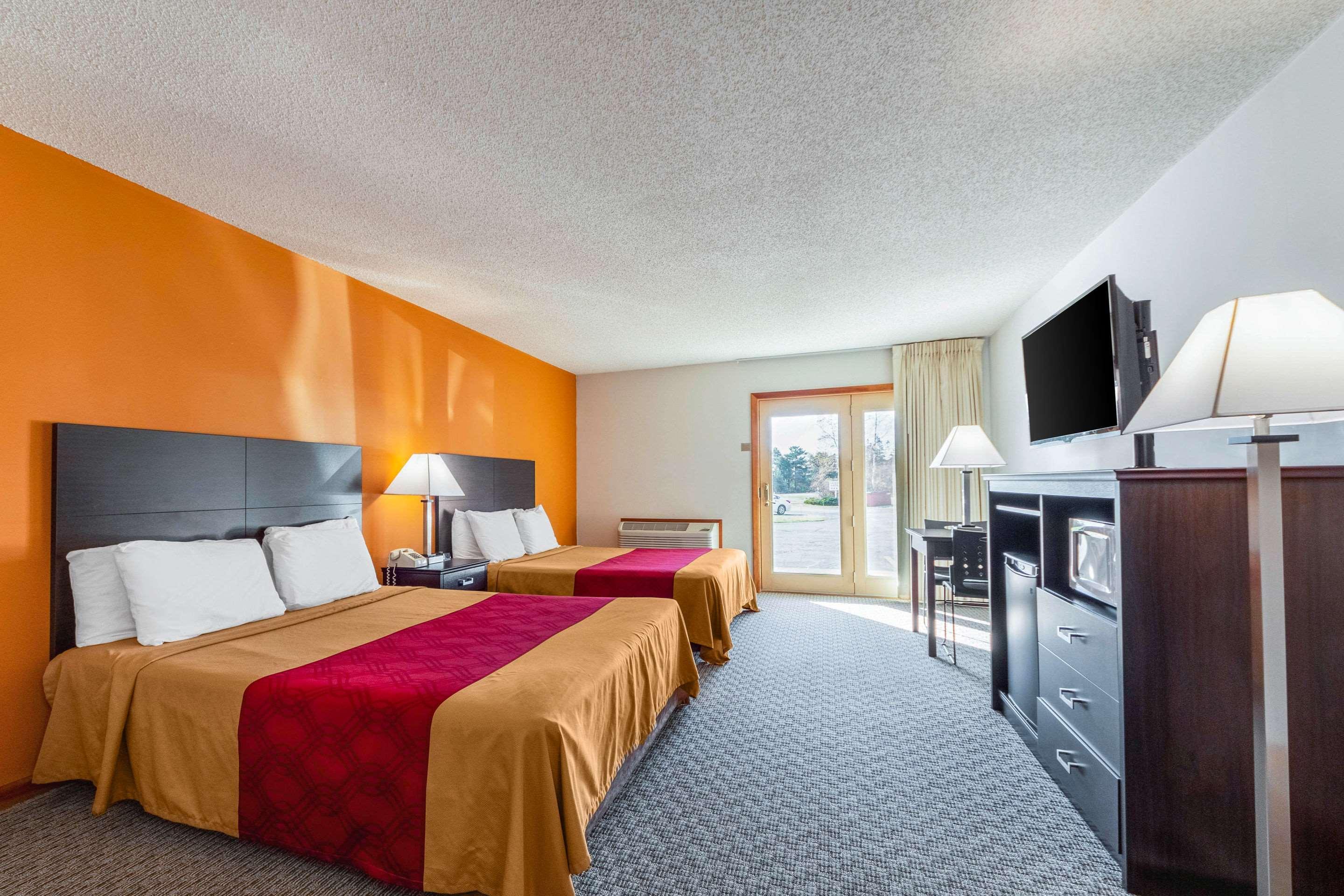 Econo Lodge Lakeshore Manistique Bagian luar foto