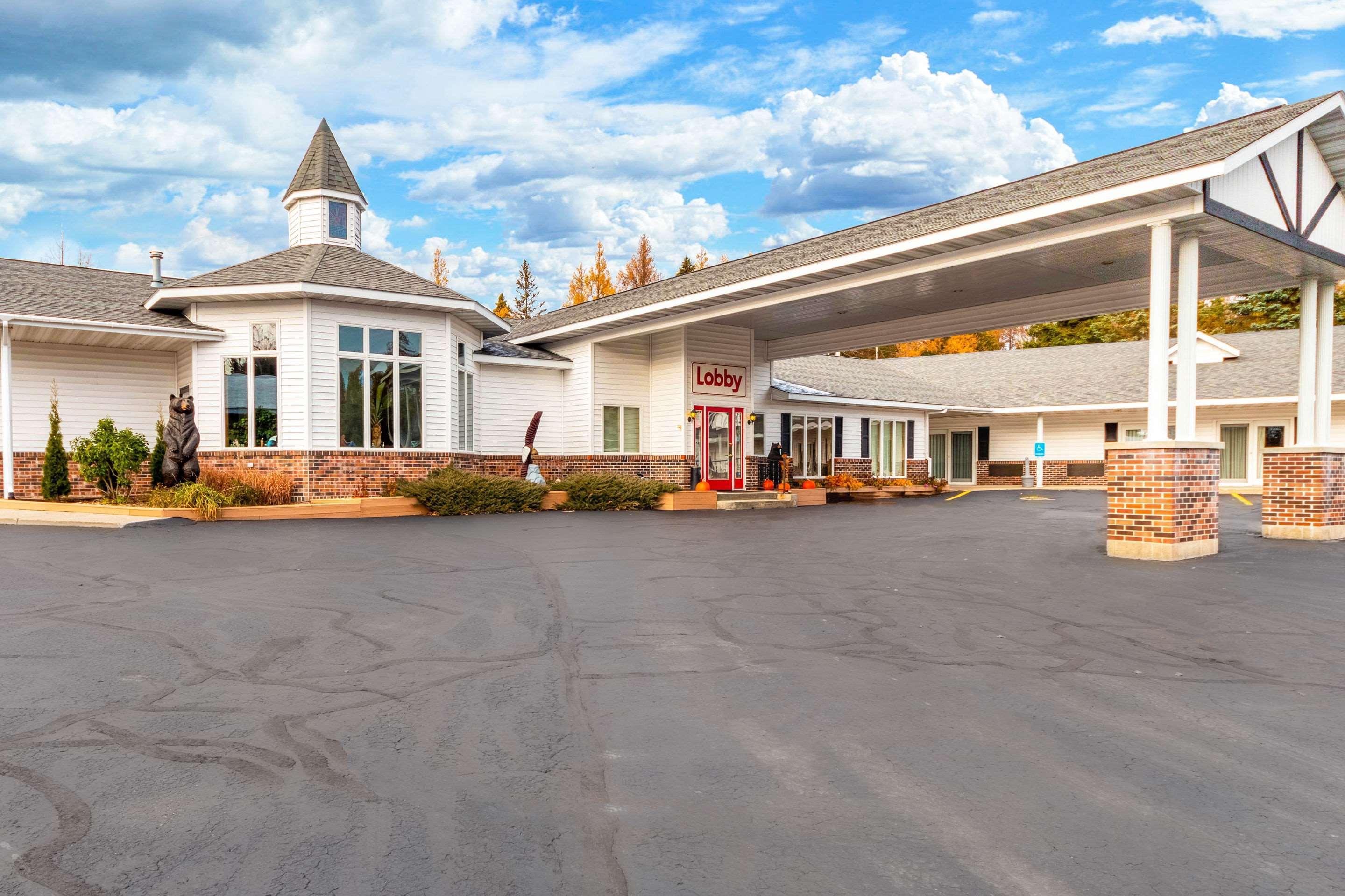 Econo Lodge Lakeshore Manistique Bagian luar foto
