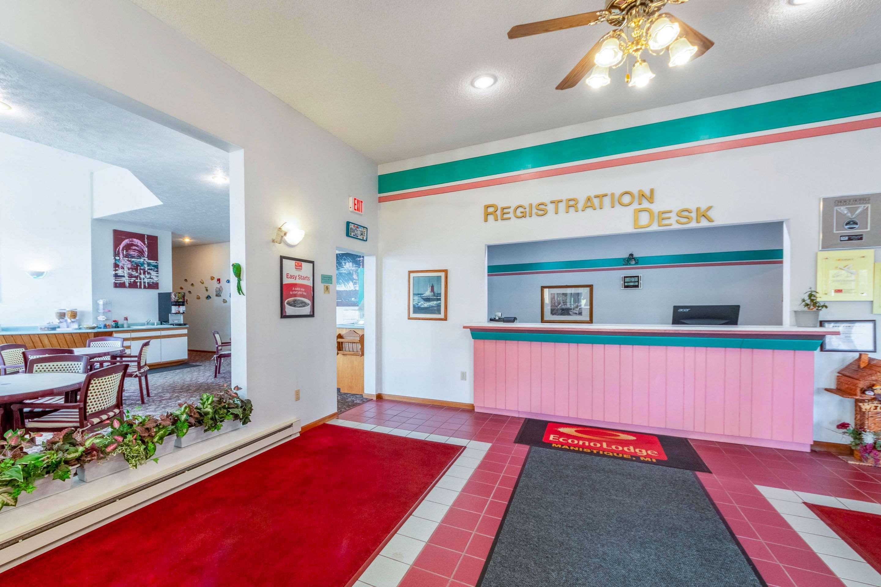 Econo Lodge Lakeshore Manistique Bagian luar foto