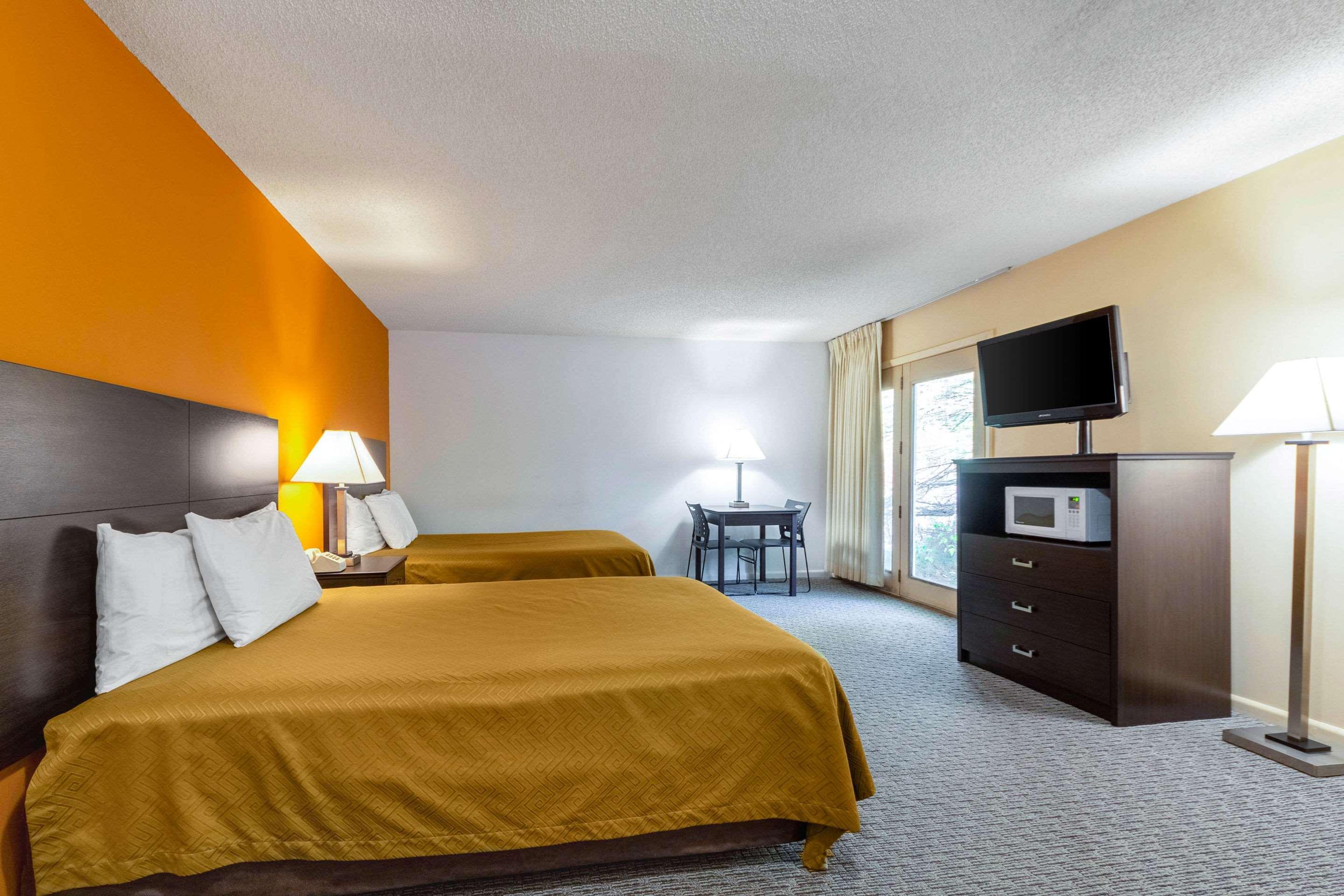 Econo Lodge Lakeshore Manistique Bagian luar foto