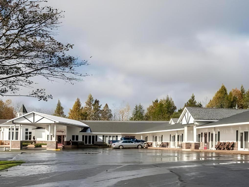 Econo Lodge Lakeshore Manistique Bagian luar foto