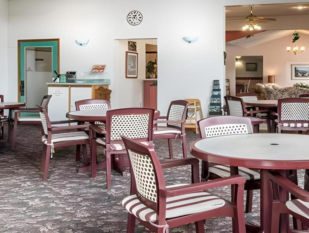 Econo Lodge Lakeshore Manistique Bagian luar foto