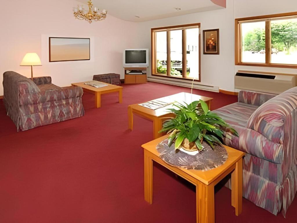 Econo Lodge Lakeshore Manistique Bagian luar foto