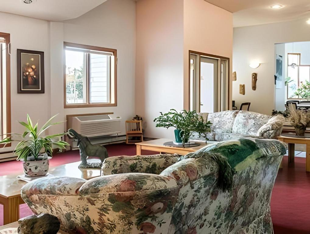 Econo Lodge Lakeshore Manistique Bagian luar foto